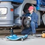 LKW-Reifen sollten in regelmäßigen Abständen überprüft werden.