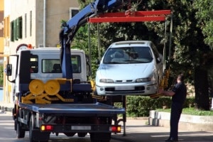 Das unzulässige Parken gegenüber von Grundstückseinfahrten kann ein Abschleppen zur Folge haben.