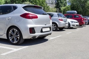 Parken neben Grundstückseinfahrten ist auf ausgewiesenen Flächen erlaubt.