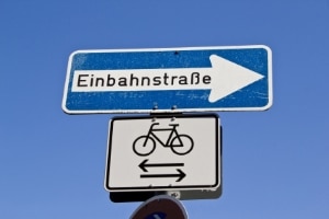 Rechts vor links: Auch aus der Einfahrt einer Einbahnstraße kann ein Fahrradfahrer auftauchen.