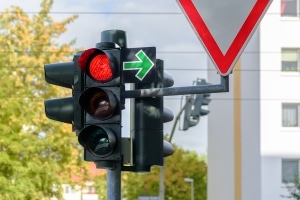 Die Rechts-vor-links-Regel gilt nur, wenn keine Schilder oder Ampeln die Vorfahrt regeln.