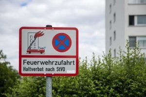 Schild Halteverbot Parkverbot Feuerwehrzufahrt Rettungsfahrzeuge Alu-, 8,99  €