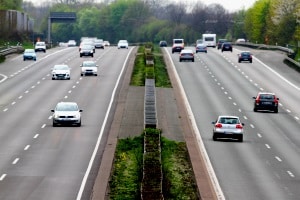 Seitenstreifen sind kein Teil der Fahrbahn, sondern von dieser abgetrennt.