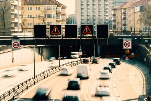 Stauwarner: Auf der Autobahn kündigen sie hohes Verkehrsaufkommen an.