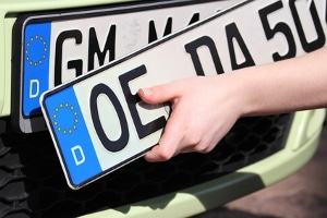 Vorderes Nummernschild verloren: Es spielt keine Rolle, ob Sie Nummernschild vorne oder hinten verloren haben.