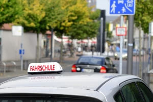 Wiedererteilung: Den Führerschein nach 15 Jahren zurückzubekommen, kann das erneute Ableben einer Fahrprüfung erfordern.