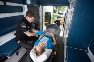 Nach eine Unfall beim Fahrsicherheitstraining müssen bei Personenschäden die Rettungskräfte verständigt werden.