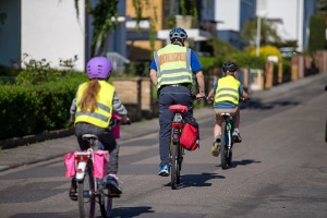 Weder für Fahrrad- noch für Motorradfahrer ist die Warnweste Pflicht.