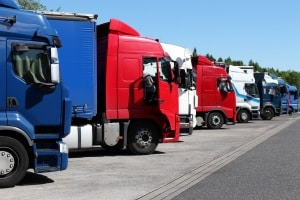 Ob mit Achse, Stange oder Abschleppseil, ein LKW darf nur bis zur nächsten Ausfahrt, Parkplatz oder Werkstatt geschleppt werden.