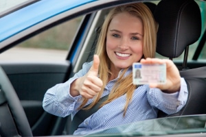 Wo finde ich Übersetzer? Für den Führerschein eine beglaubigte Übersetzung anfertigen zu lassen, ist mit Kosten verbunden. 