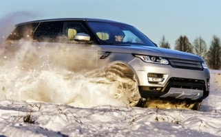 Im Winter mit Sommerreifen fahren: Die Strafe beinhalte ein Bußgeld sowie einen Punkt.