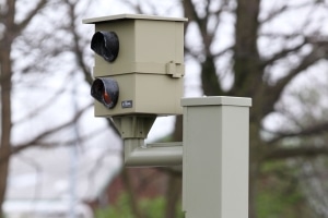 Rote Ampel: Erwischt der Blitzer einen Lkw, fallen in der Regel die gleichen Strafen an wie für Autofahrer.