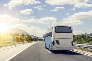 Die Weiterbildung im LKW oder Bus gem. BKrFQG umfasst viele Kenntnisbereiche - u. a. Verkehrssicherheit und Ladungssicherung.