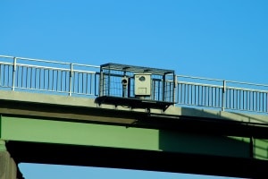 Oft findet die Abstandskontrolle von einer Brücke aus statt.