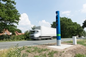 An Bundesstraßen wird die Maut von Toll Collect durch Mautsäulen kontrolliert.