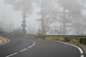 Nebelscheinwerfer sind nicht verboten, wenn schlechte Witterungsverhältnisse die Sicht beim Autofahren erschweren.