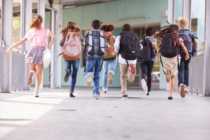 Schule schwänzen: Kinder müssen zur Schule gehen, sonst drohen Sanktionen.