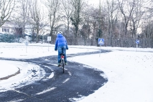 Verkehrssicherheit im Winter: Um bei Eis und Schnee nicht mit dem Fahrrad zu stürzen, ist einiges an Geschick vonnöten.