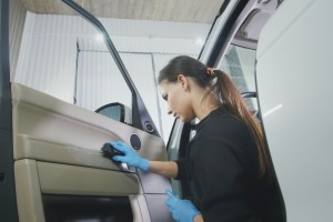 Was sollten Fahrzeugbesitzer bei der Autoinnenreinigung beachten?