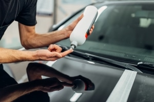 Die Autopolitur entfernt eine dünne Lackschicht.