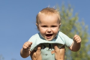 Mit einem speziellen Anhänger können Sie Ihr Baby mit dem Fahrrad mitnehmen