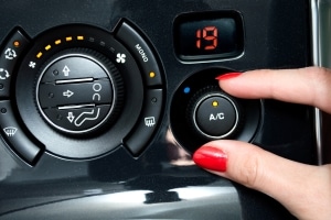 Die größte Hitze kann durch eine Klimaanlage im Auto erträglich werden. 