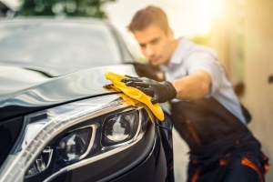 Damit die Oberfläche des Autos auch lange glänzt, bedarf es der richtigen Lackpflege.