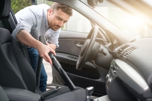 Polster reinigen: Das Auto sollte zuerst von Krümeln und Staub befreit werden.