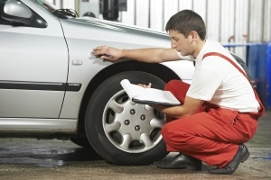 Professionelle Hilfe: Beim Auto kann eine Innenraumreinigung auch von Experten durchgeführt werden.