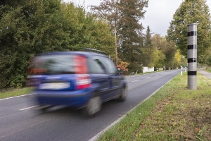 Blitzersäule vom Hersteller Vitronic: Der PoliScan F1 HP misst die Geschwindigkeit von Fahrzeugen.