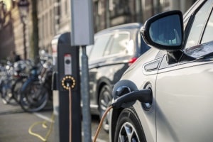 Auf einem E-Parkplatz können Elektroautos mit Strom aufgeladen werden.