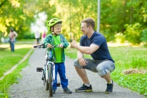 Zwar gibt es auch keine gesetzliche Helmpflicht für Kinder – empfohlen wird der Schutzhelm aber trotzdem.