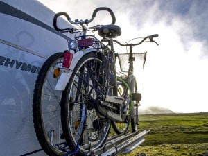 Geringerer Mehrverbrauch: Ist der Fahrradträger am Heck angebracht, benötigt das Fahrzeug weniger Mehraufwand.