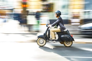 Für die Moped-Fahrerlaubnis ist das Alter für den Erwerb bundesweit nicht einheitlich - in einigen Ländern liegt es bei 15 Jahren.