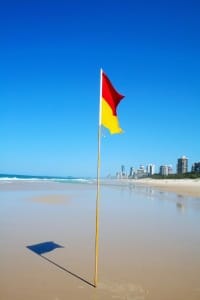 Rote Warnflagge am Strand von Silvi Marina, Italien