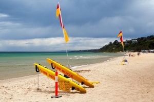 Die Flaggen am Strand und deren Bedeutung sind international einheitlich.