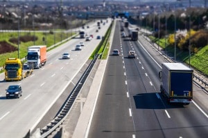 Das LKW-Sonntagsfahrverbot ist in Frankreich auf allen Straßen gültig.