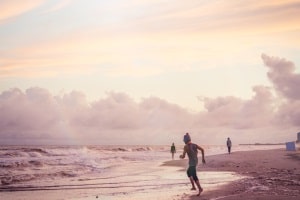 Am Strand zeigen Fahnen an, ob dieser bewacht wird und baden erlaubt ist.