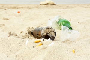 Müll am Strand hält ewig: Eine Plastikflasche zerfällt erst in 450 Jahren.