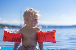 Ist das Schwimmen verboten, können ein Schild oder bestimmte Flaggen dies anzeigen.