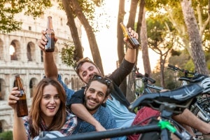 In der Türkei ist den Verhaltensregeln zufolge das Trinken von Alkohol in der Öffentlichkeit untersagt.