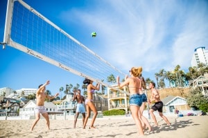 Volleyball am Strand: Das ist teilweise nur in bestimmten Bereichen erlaubt.