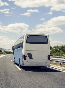 Bus oder Anhänger: Mit Tempo-100-Zulassung auf der Landstraße unterwegs.