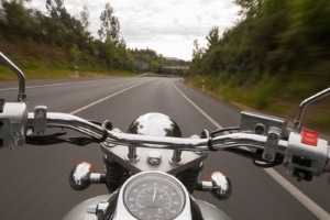 Auch wenn eine Motorradbewertung von einem Gutachter vorliegt, sollten Sie auf eine Probefahrt bestehen.