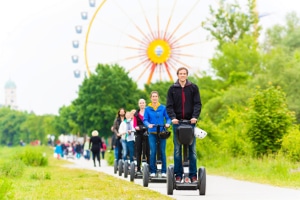 Auch beim Segwayfahren gelten die Straßenverkehrsregeln. Das heißt u. a. hintereinander statt nebeneinander fahren.