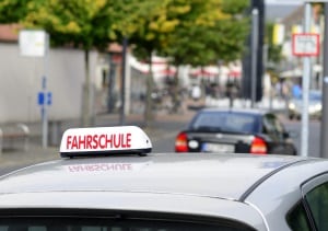 Verkehrsregeln: In Österreich müssen Fahranfänger keine PS-Begrenzung beachten.