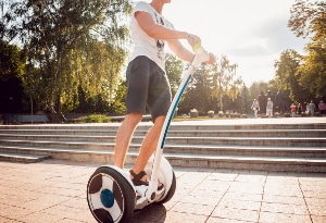 Wie funktioniert Segway-Fahren? Der Pilot lenkt und steuert per Gewichtsverlagerung.