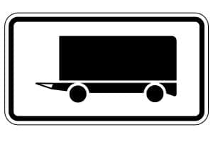 Abstellen von einem Anhänger:  Auf öffentlichem Parkplatz dauerhaft nur durch Zusatzschilder erlaubt.