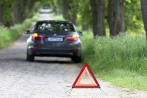 Wann Fahrer das Warnblinklicht einschalten müssen? Die Fahrschule informiert bereits ausführlich darüber.