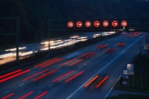 Als Fahranfänger mit 27 oder 28 km/h zu schnell außerorts (Autobahn): Die Probezeit verlängert sich um zwei Jahre.